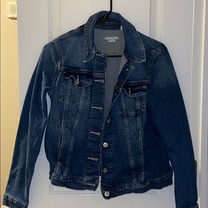 dark blue levi’s denim jacket
